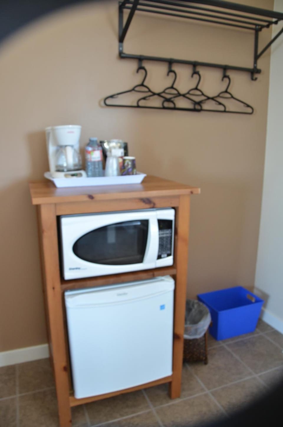 Coffee/tea maker, fridge