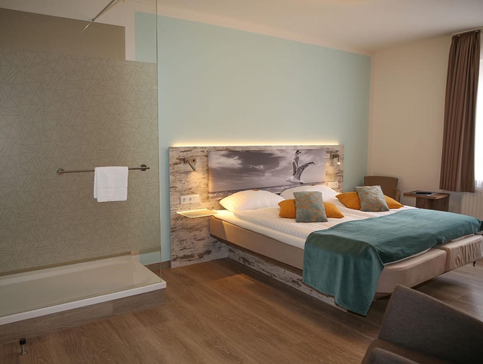 Hypo-allergenic bedding, minibar, individually decorated