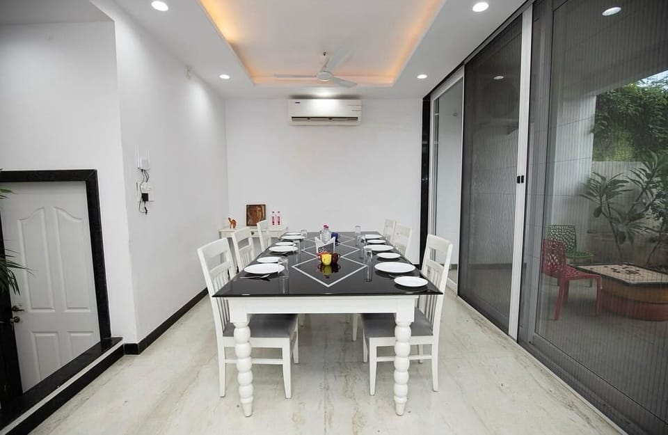 Superior Villa, Balcony, Mountain View | Dining