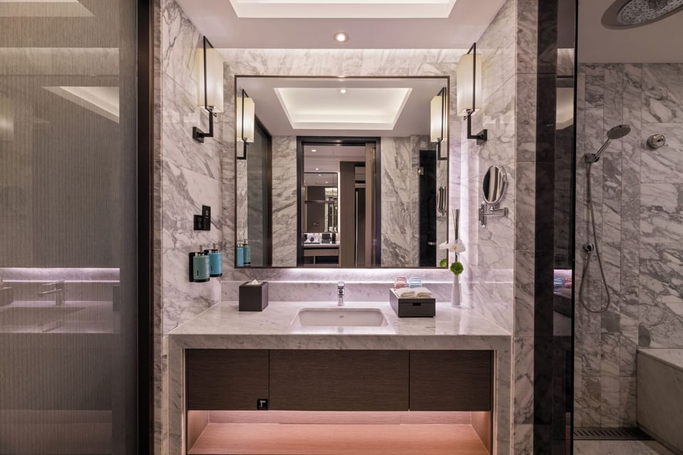 Superior Room, 2 Twin Beds | Bathroom | Rainfall showerhead, free toiletries, hair dryer, bathrobes
