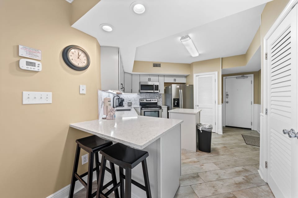 Signature Condo, 3 Bedrooms, Non Smoking, Beach View | Private kitchen | Fridge, microwave, oven, stovetop