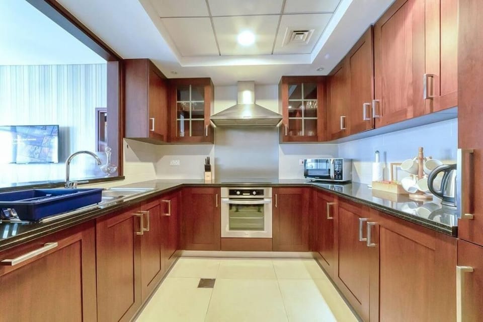 Apartment, Balcony, City View | Private kitchen | Fridge, microwave, oven, stovetop