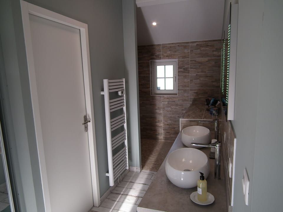 Family Quadruple Room, Garden View | Bathroom | Shower, rainfall showerhead, free toiletries, hair dryer