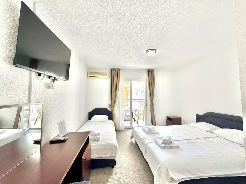 Comfort Triple Room, Balcony | Desk, soundproofing, free WiFi, bed sheets