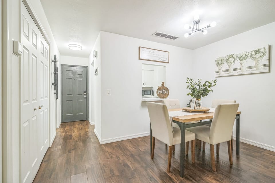 Townhome, 2 Bedrooms | Dining