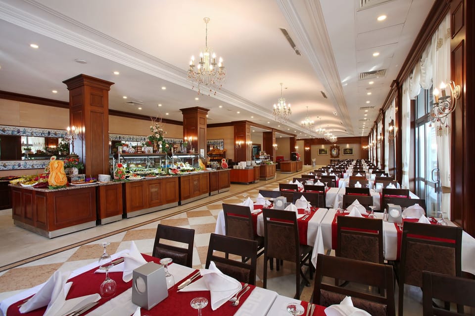 2 restaurants, breakfast served
