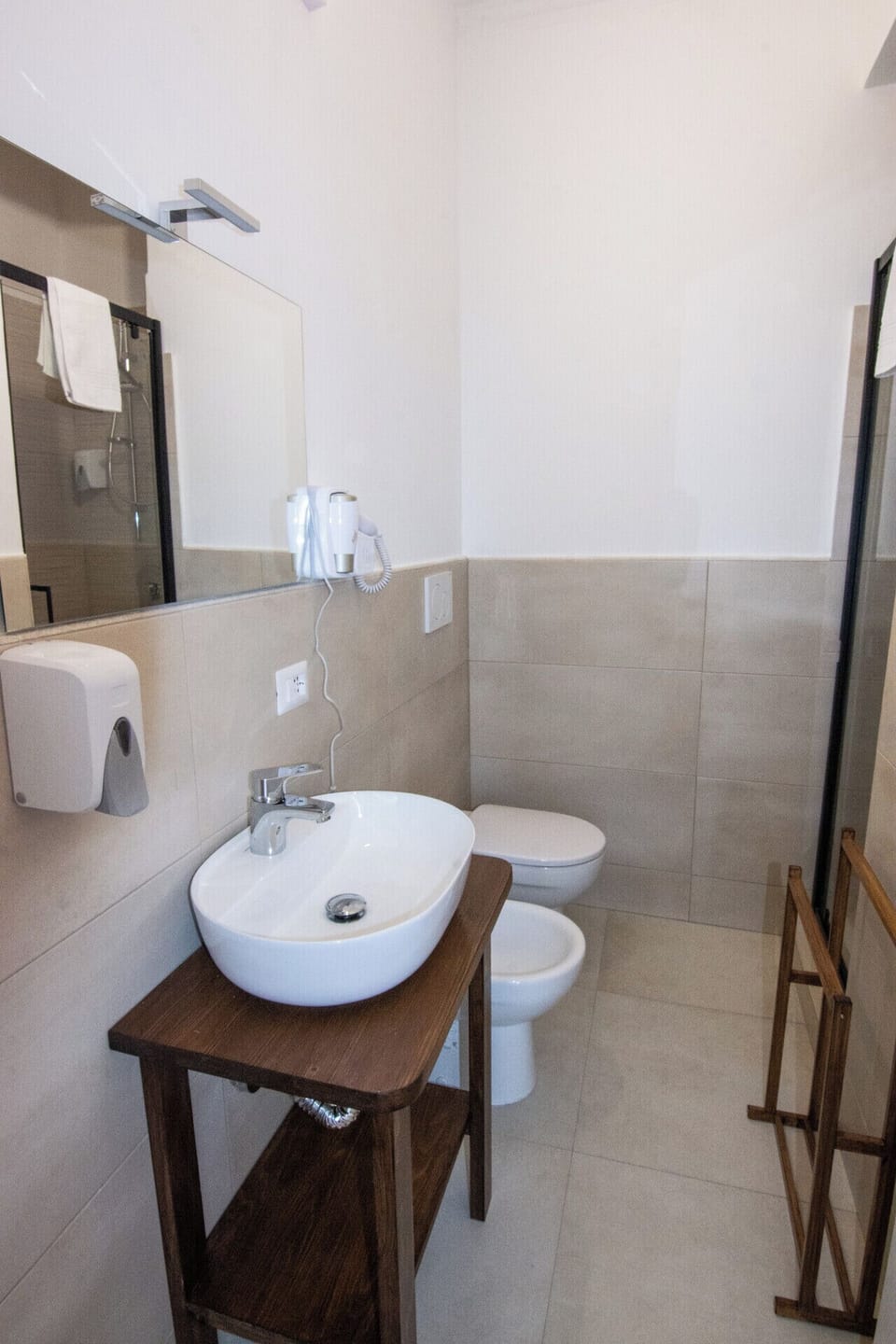 Classic Room, Balcony, City View | Bathroom | Shower, hair dryer, bidet, towels