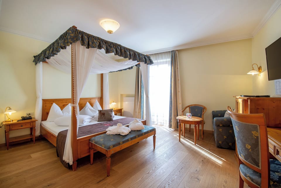 Superior Room | Desk, WiFi (free), bed sheets