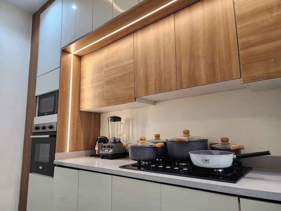 Comfort Apartment, Balcony, City View | Private kitchen | Fridge, microwave, oven, stovetop