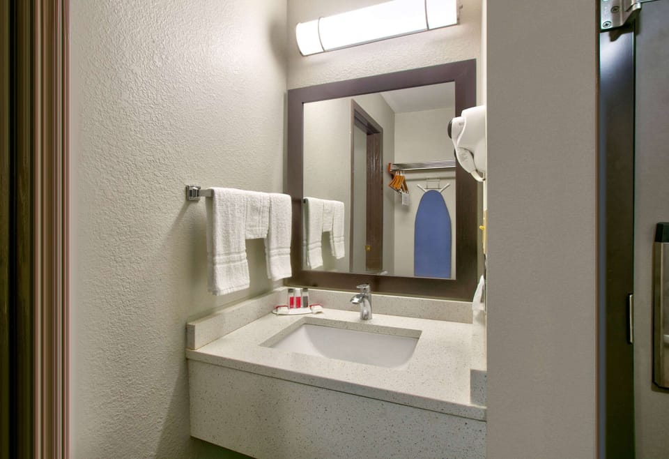 Combined shower/tub, free toiletries, hair dryer, towels