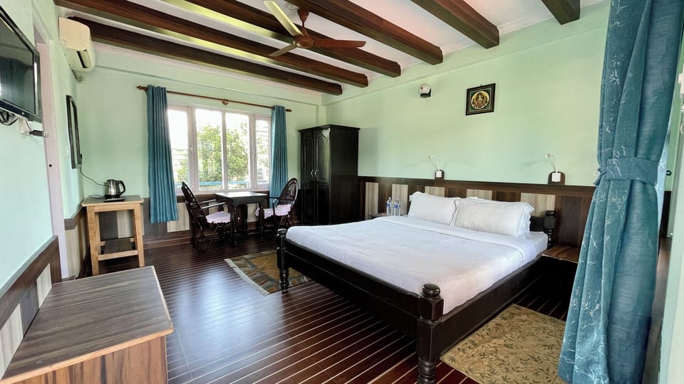Deluxe Room, 1 Bedroom, Terrace, Mountain View | Desk, free WiFi