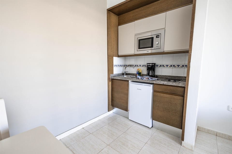 In-room safe, cribs (free), WiFi (free), bed sheets