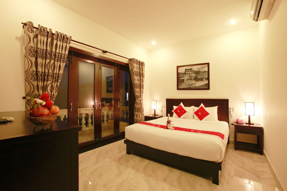 Minibar, desk, free WiFi