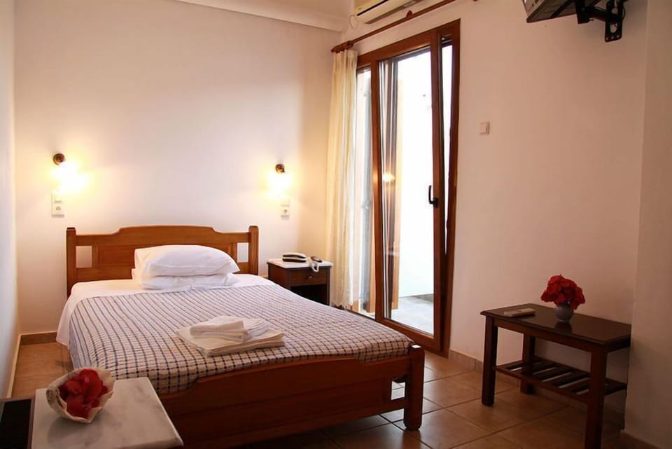 Standard Single Room | Soundproofing, iron/ironing board, free cribs/infant beds, rollaway beds