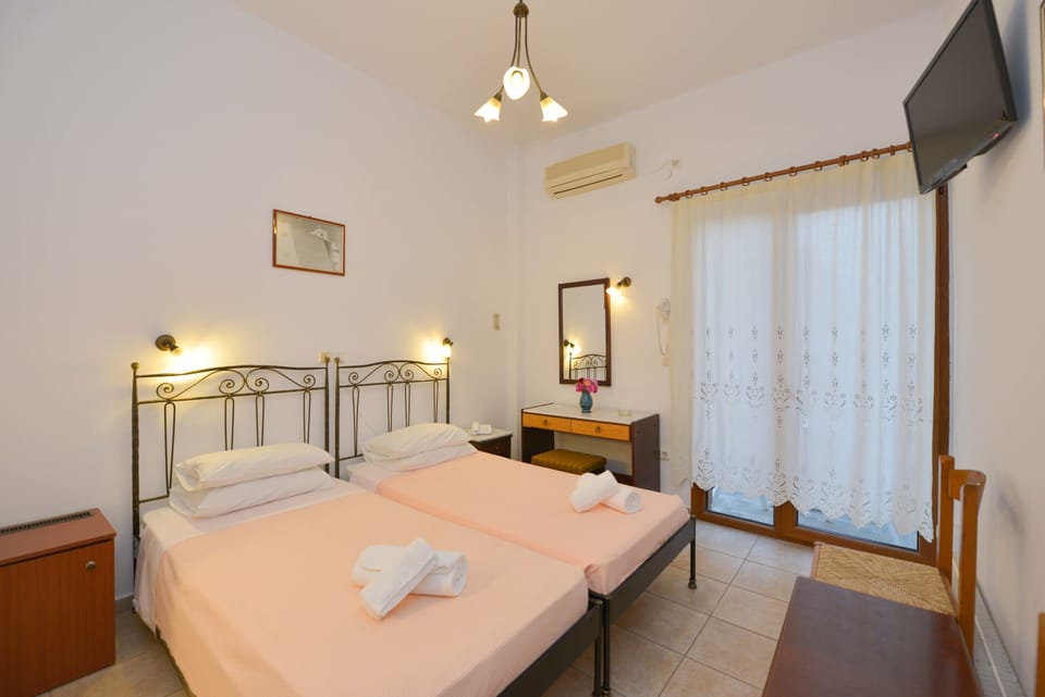Standard Room | Soundproofing, iron/ironing board, free cribs/infant beds, rollaway beds