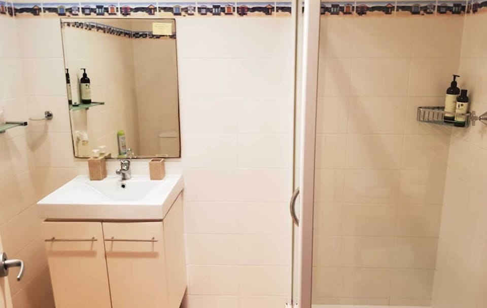 Comfort Double Room, Courtyard View | Bathroom | Hair dryer, bathrobes, soap, shampoo