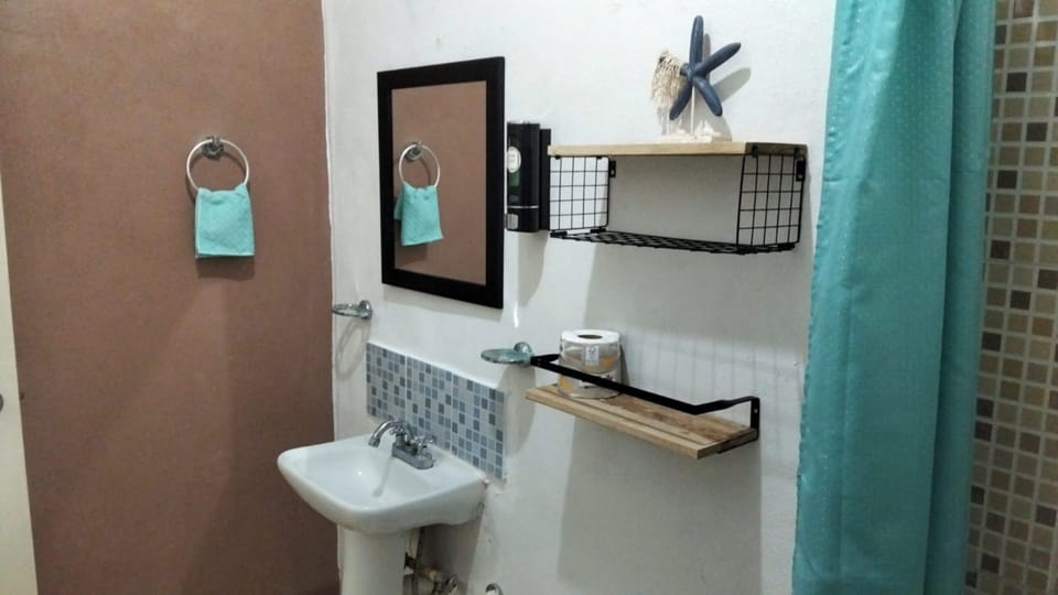 Deluxe Double Room, Garden View | Bathroom | Towels