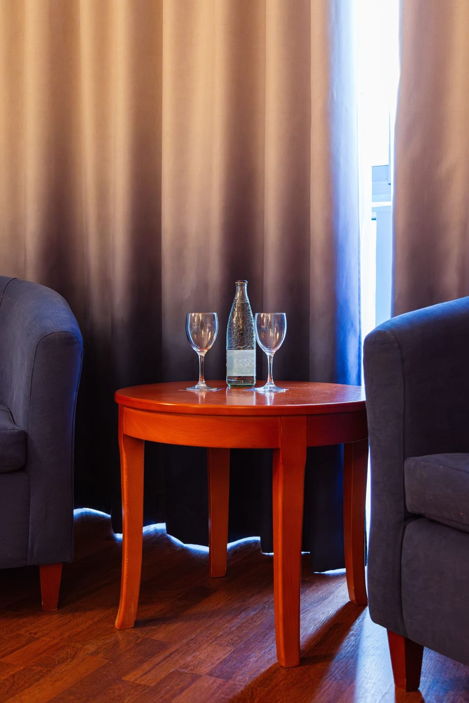 Minibar, desk