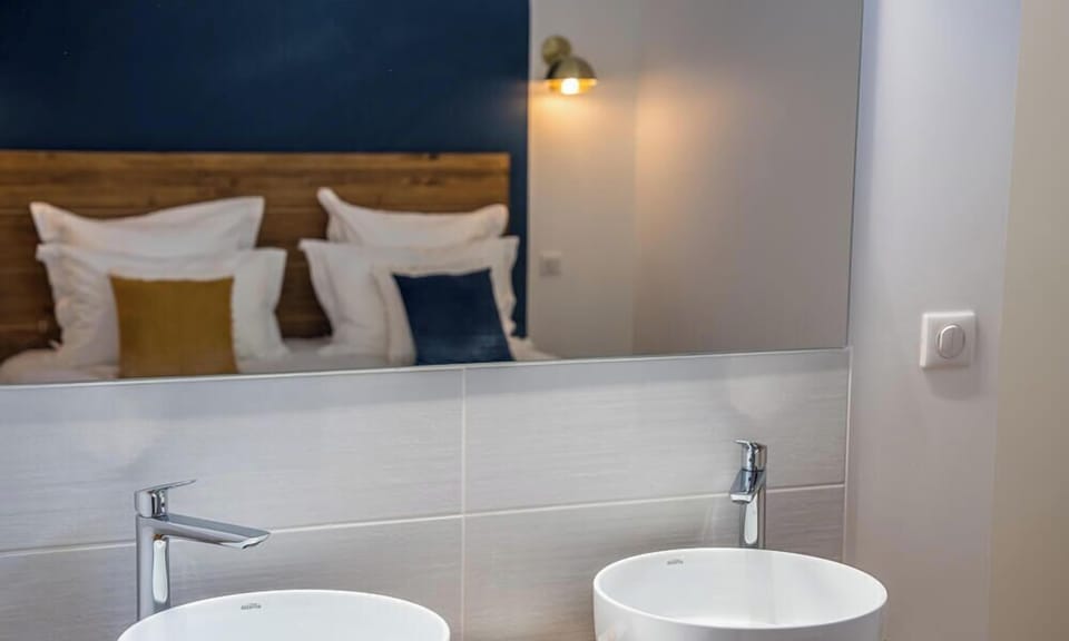 Comfort Double Room, Park View | Bathroom | Hair dryer, towels, soap, shampoo