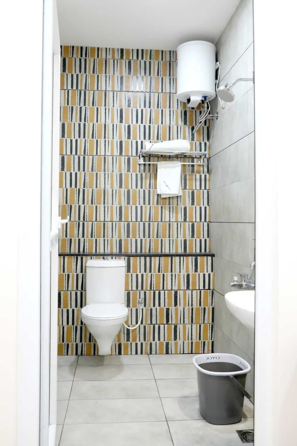 Shower, rainfall showerhead, free toiletries, bathrobes