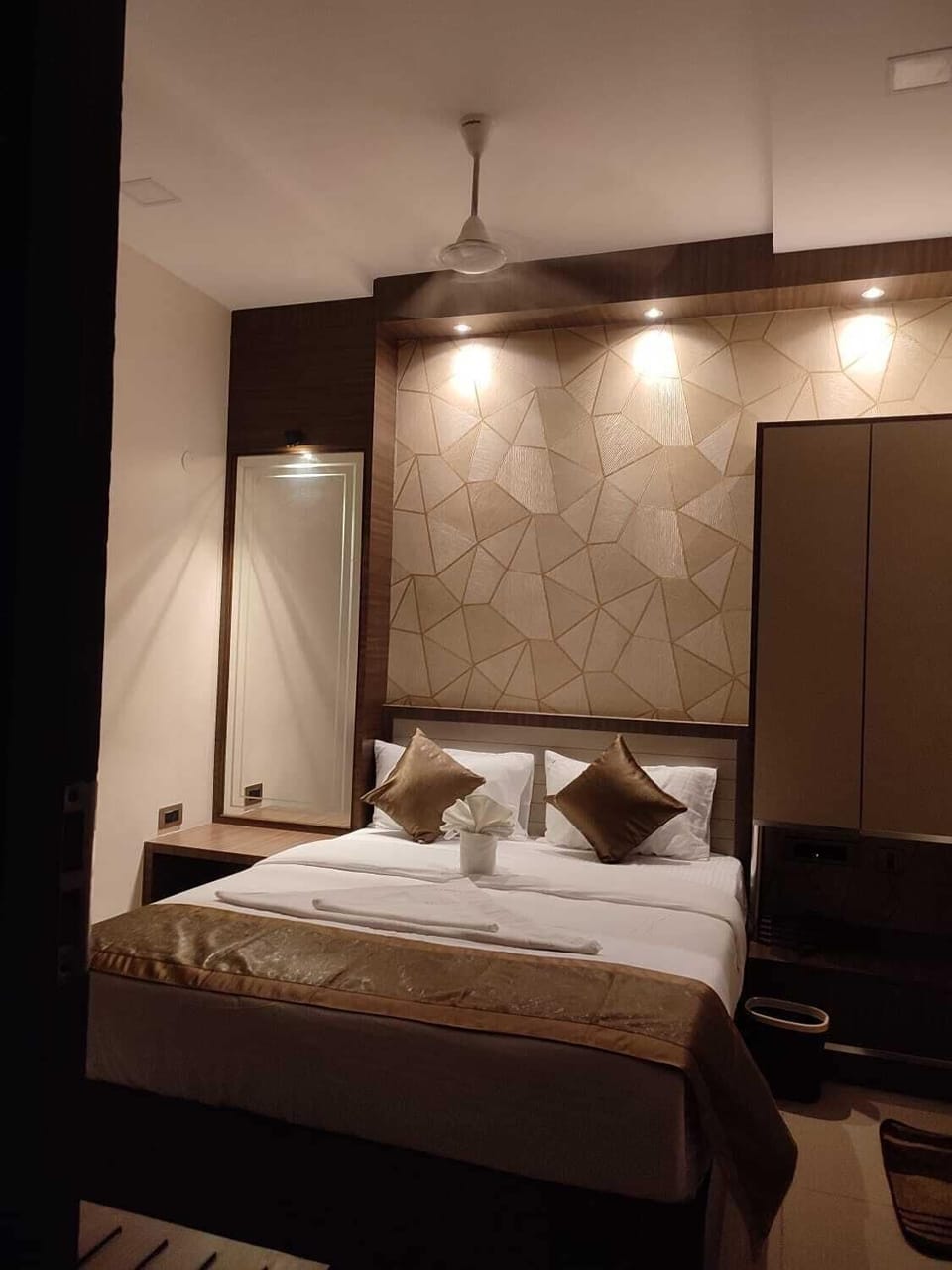 Memory foam beds, desk, laptop workspace, WiFi (free)