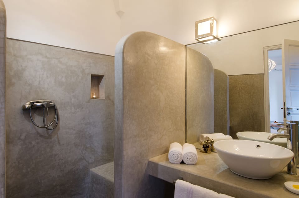 Combined shower/tub, designer toiletries, hair dryer, towels