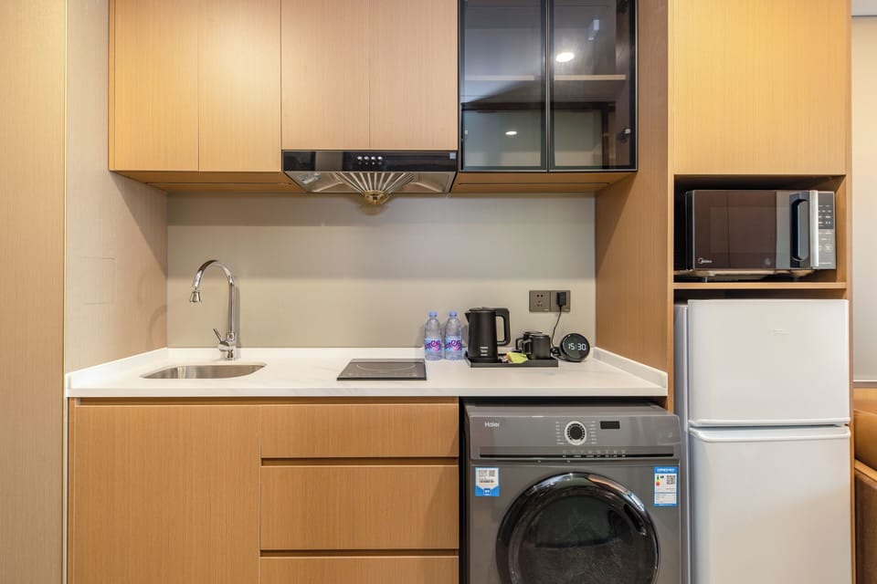 Deluxe City View Super Large Room (Intelligent Customer Control+Refrigerator+Washing Machine) | Private kitchenette | Mini-fridge, microwave