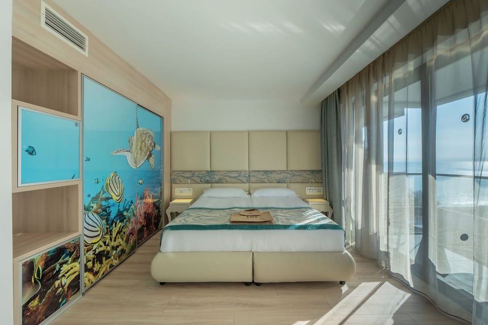 Junior Suite, Side Sea View (Free Beach Access, Safe, Minibar) | Room amenity