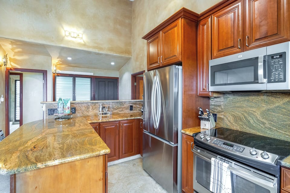 Luxury Apartment, Ocean View, Garden Area | Private kitchen | Electric kettle, toaster