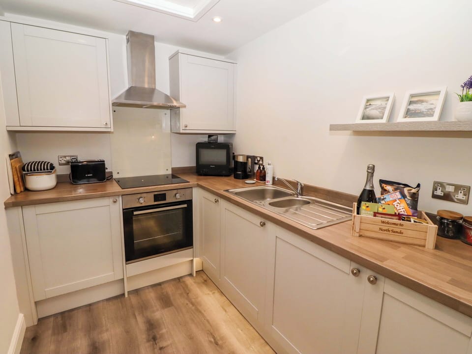 Cottage | Private kitchen | Fridge, microwave, toaster, cookware/dishes/utensils
