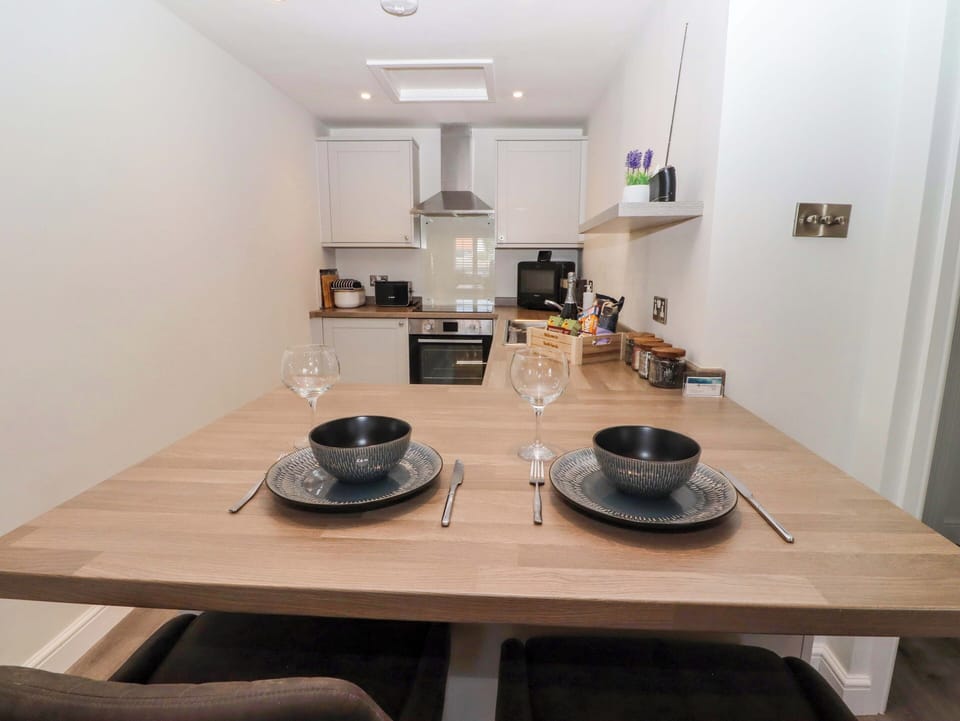 Cottage | Private kitchen | Fridge, microwave, toaster, cookware/dishes/utensils