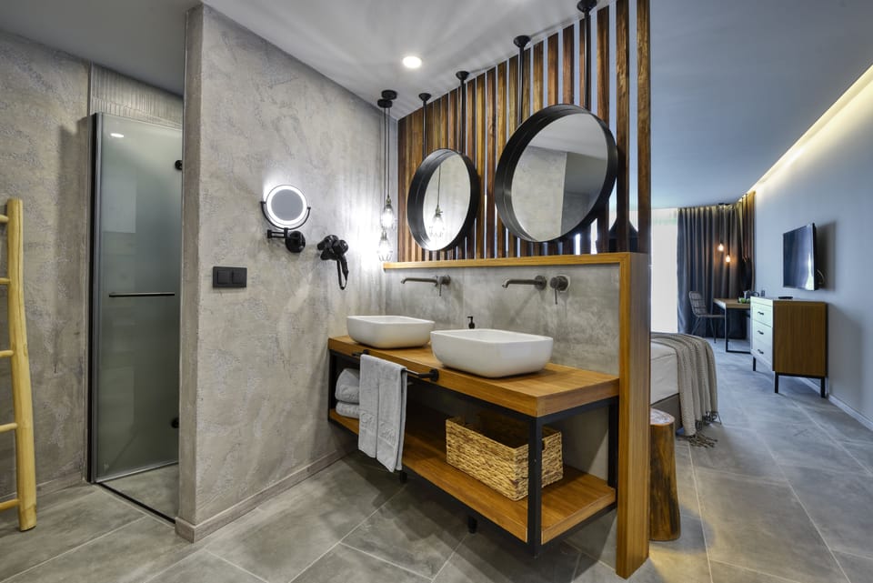 Junior Suite, Lateral Sea View | Bathroom | Shower, free toiletries, hair dryer, towels