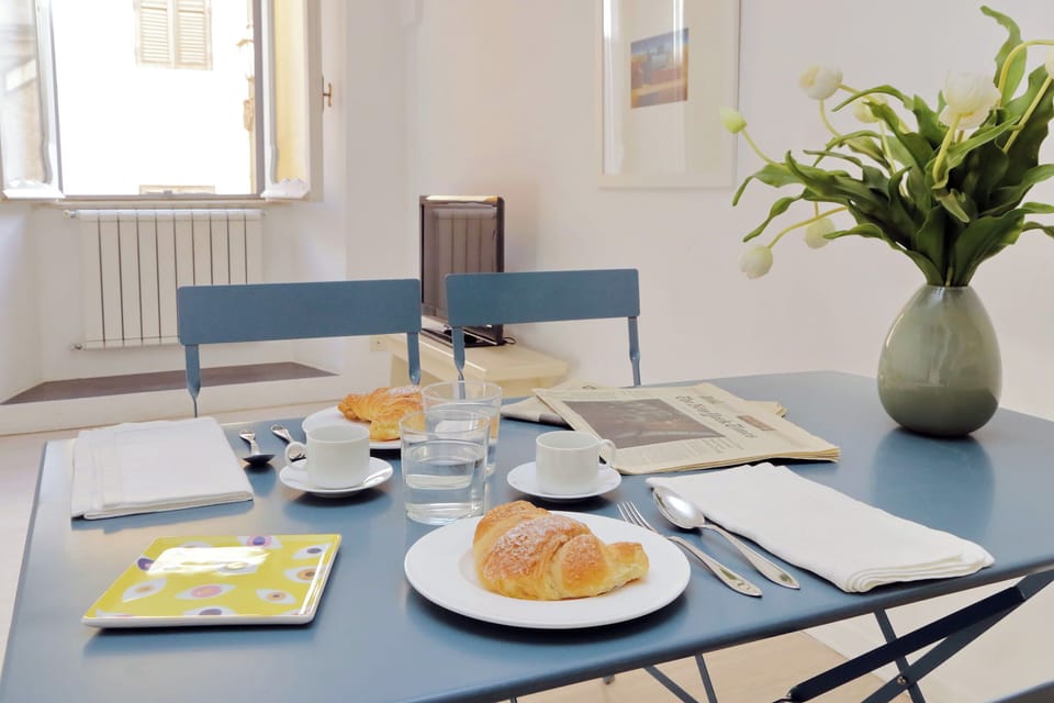 Apartment (1 Bedroom) | Dining room