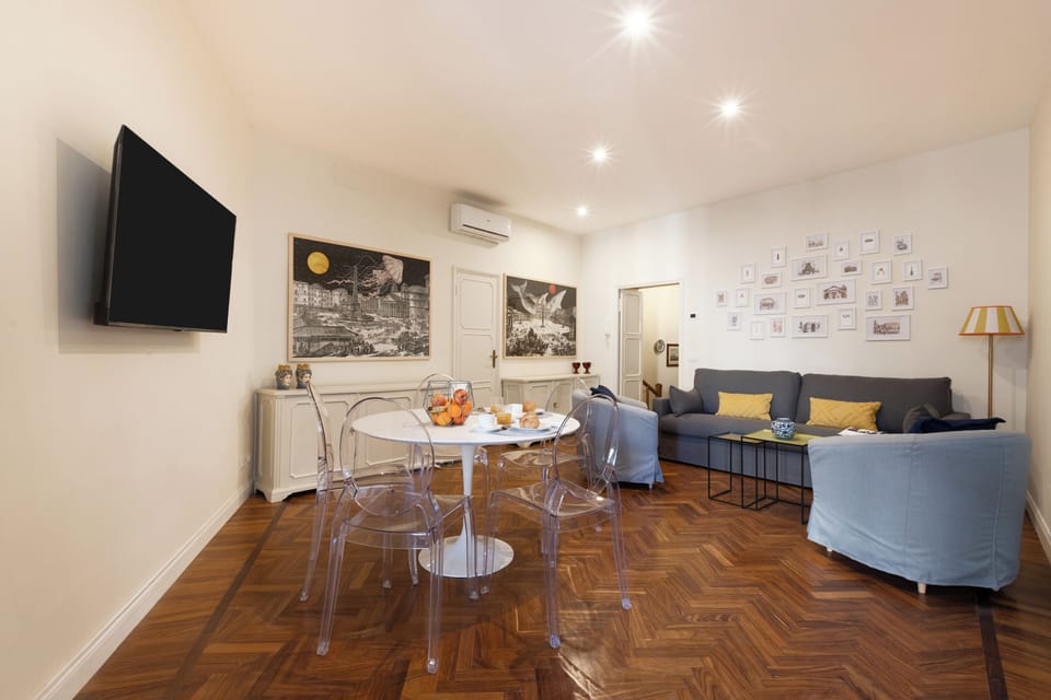 Apartment (3 Bedrooms) | Living area
