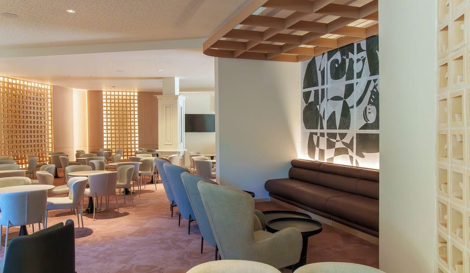 2 bars/lounges, poolside bar