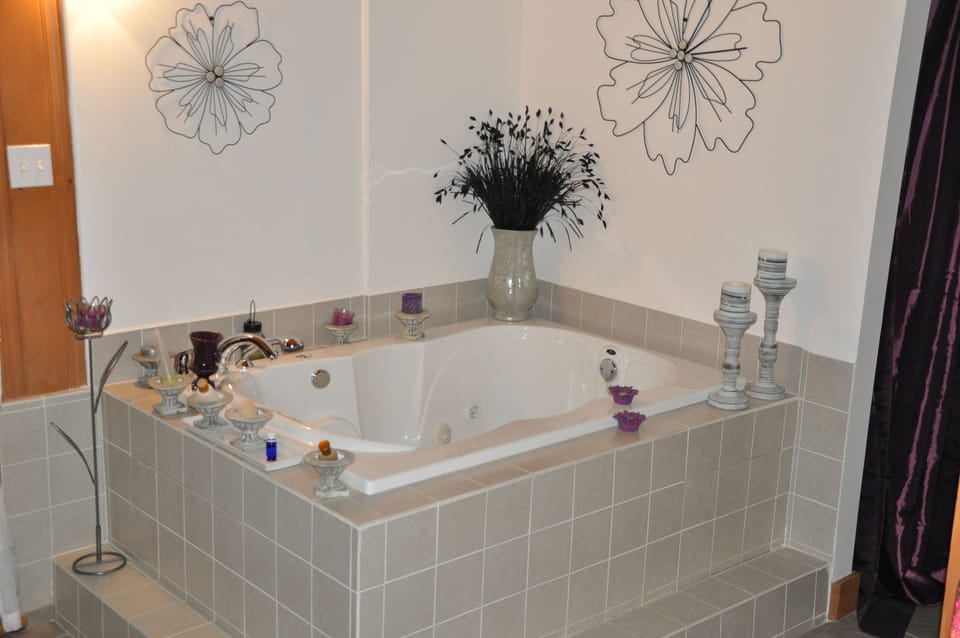Deluxe Room, 1 Queen Bed, Jetted Tub (Miss Binsse) | Individually decorated, individually furnished, free WiFi, bed sheets