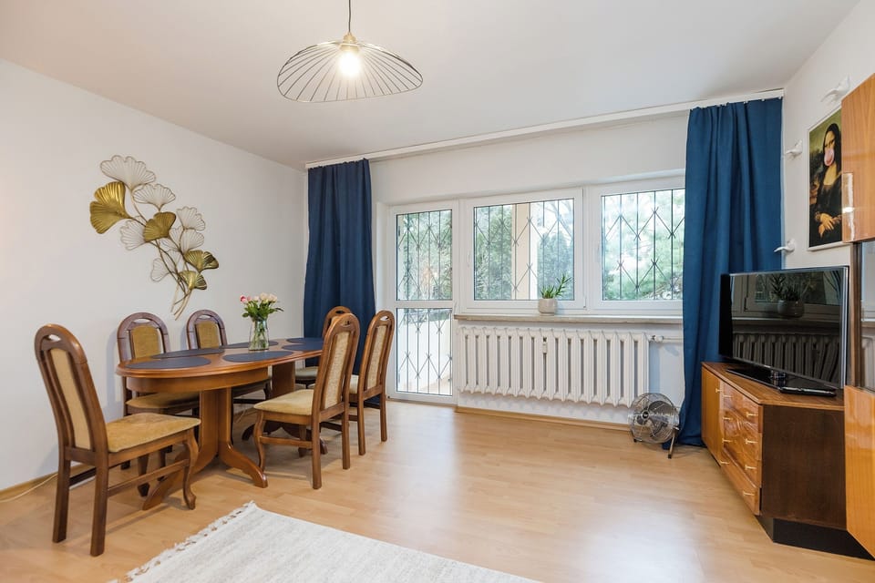 Classic Apartment, Balcony, Garden View | In-room dining