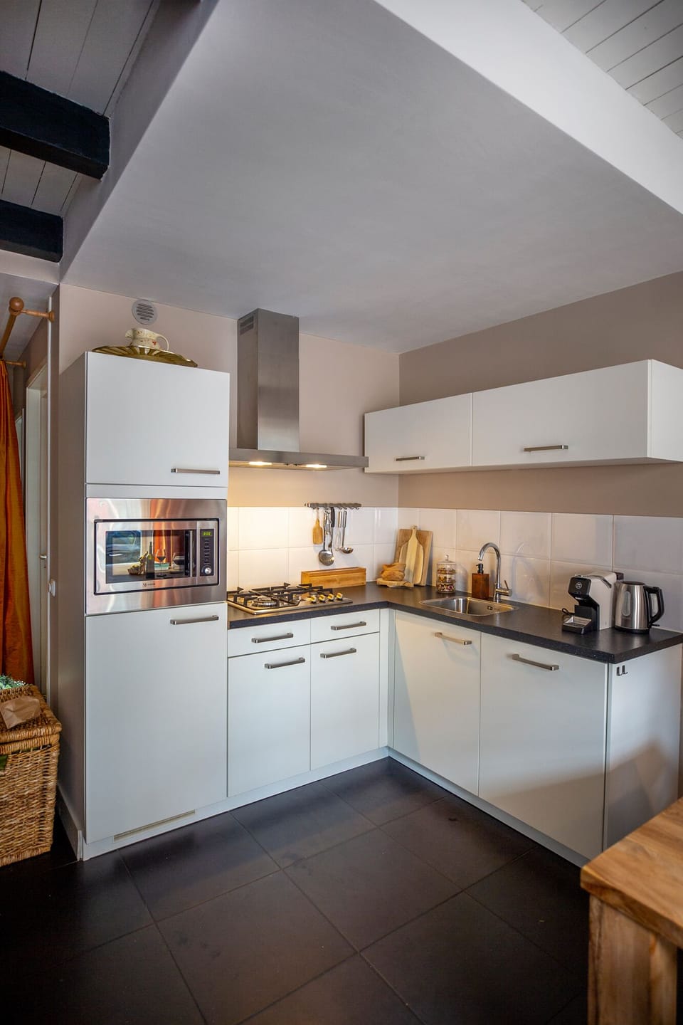 Luxury House, 1 Bedroom, Kitchen, City View | Private kitchen | Fridge, microwave, oven, stovetop