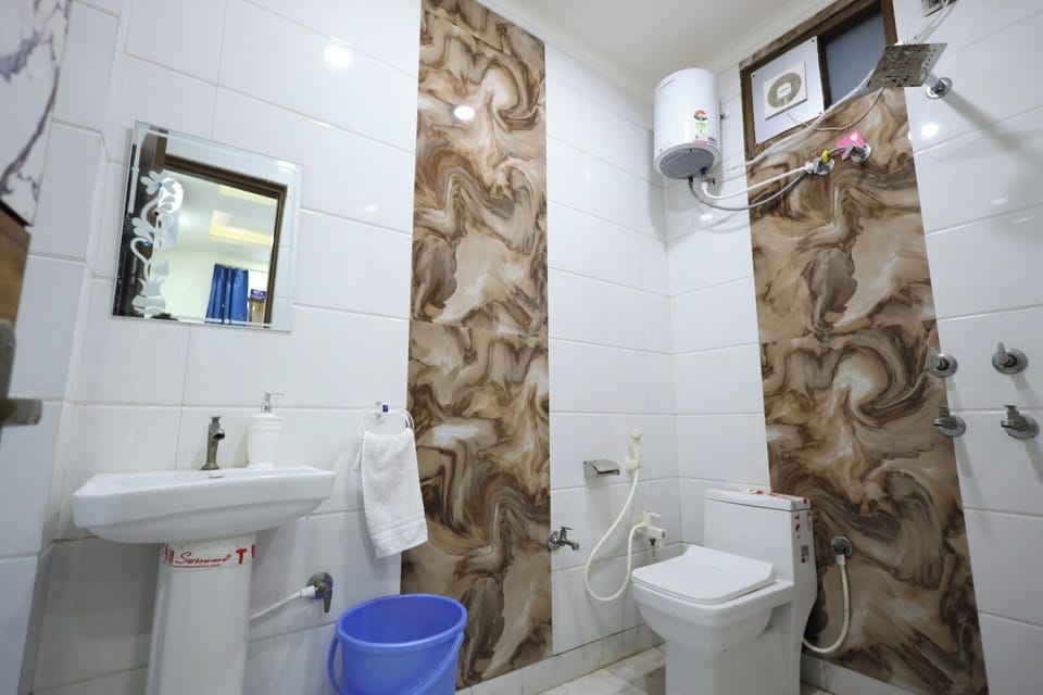 Deluxe Room | Bathroom | Shower, rainfall showerhead, free toiletries, slippers