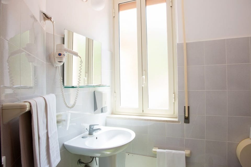 Standard Triple Room | Bathroom | Shower, rainfall showerhead, free toiletries, bidet