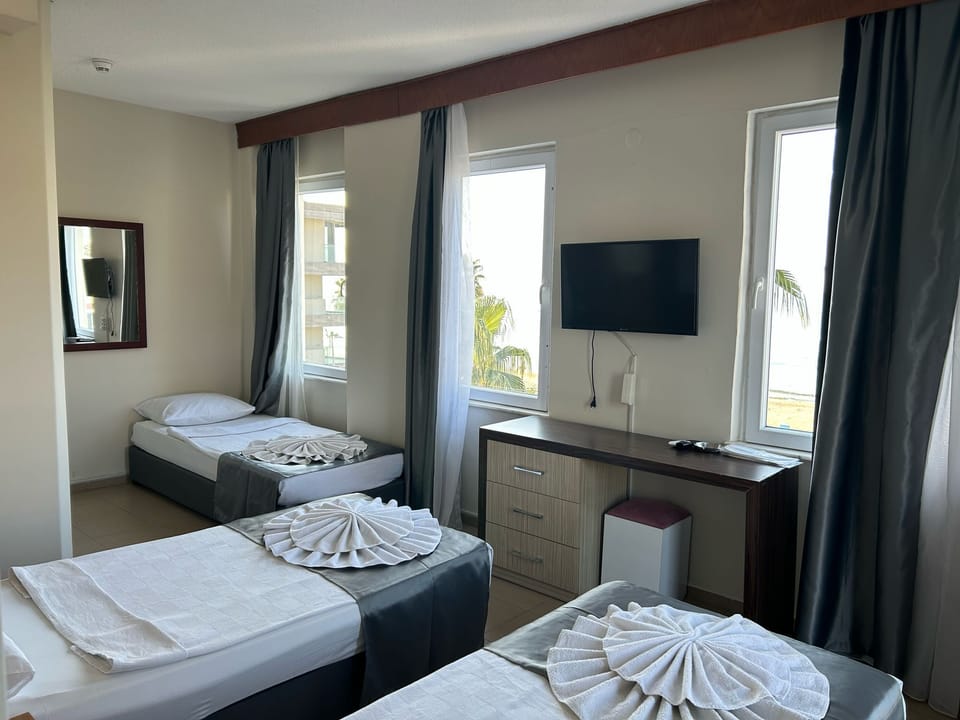 Standard Triple Room | Desk, WiFi