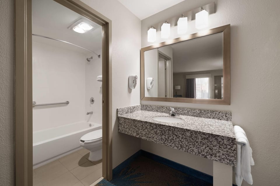 Combined shower/tub, hair dryer, towels