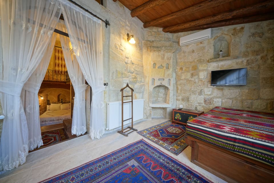 Cave Room | Living area | 38-inch LCD TV with satellite channels