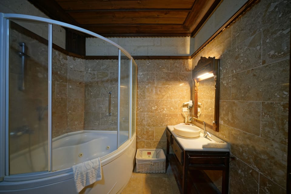 Comfort Triple Room | Bathroom | Free toiletries, hair dryer, slippers, towels