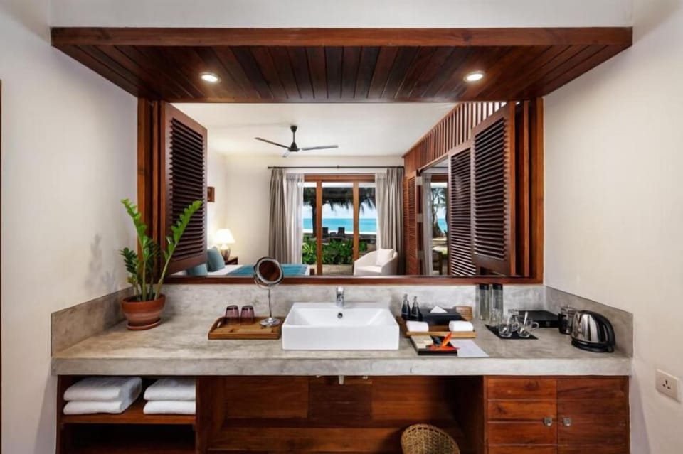 Ocean View Suite  | Premium bedding, in-room safe, desk, laptop workspace