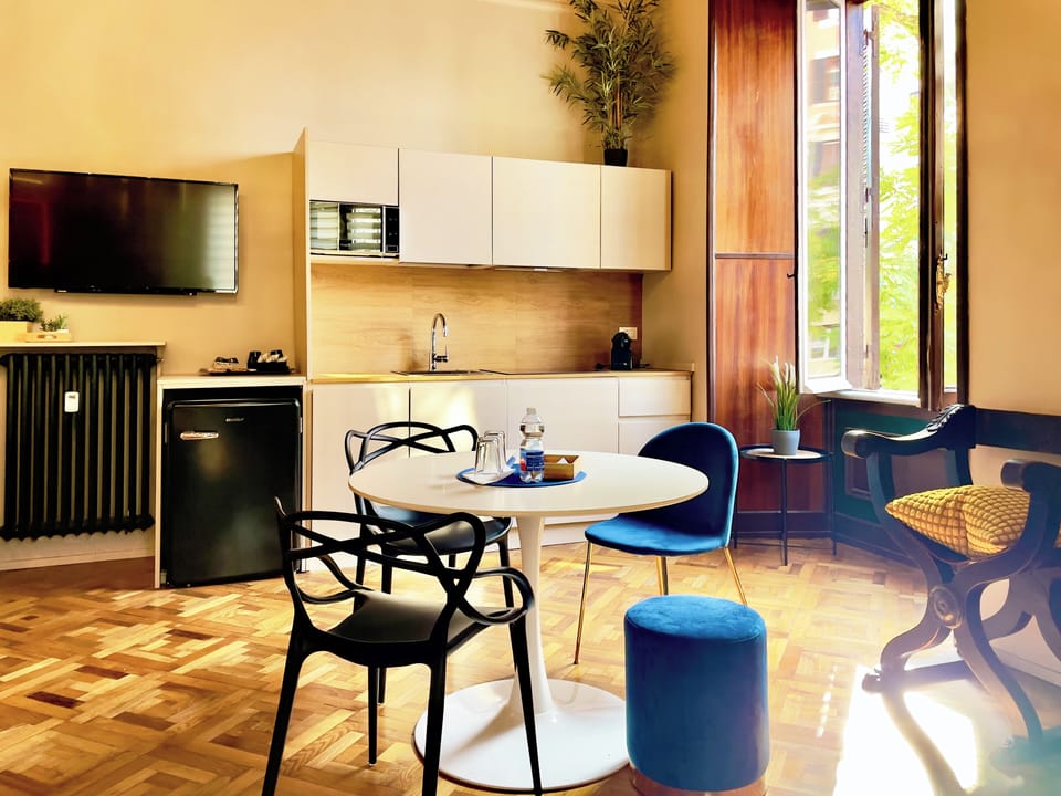 Family Studio Suite | Private kitchen | Coffee/tea maker, electric kettle