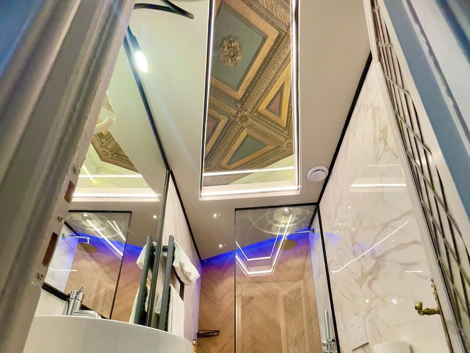 Family Studio Suite | Bathroom | Free toiletries, hair dryer, towels, soap