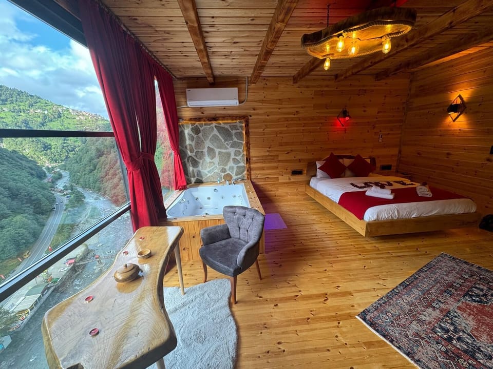 Deluxe Suite, Mountain View | 1 bedroom, soundproofing, WiFi (free)