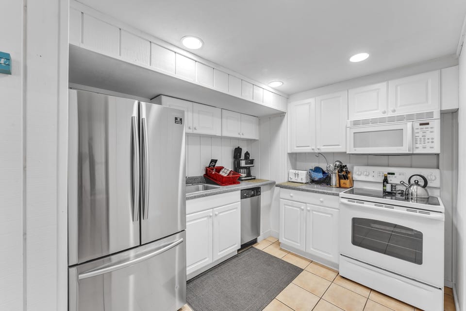 Apartment, 2 Bedrooms | Private kitchen | Fridge, oven, coffee/tea maker, toaster