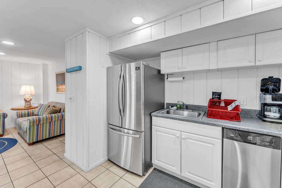 Apartment, 2 Bedrooms | Private kitchen | Fridge, oven, coffee/tea maker, toaster